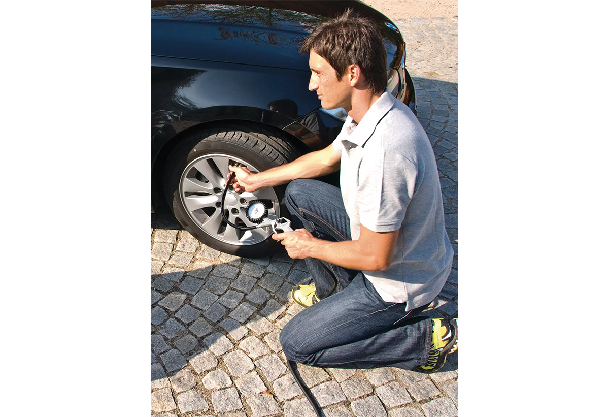 Απεικονίζεται άνδρας να χρησιμοποιεί το εργαλείο για το φούσκωμα λαστίχου αυτοκινήτου.